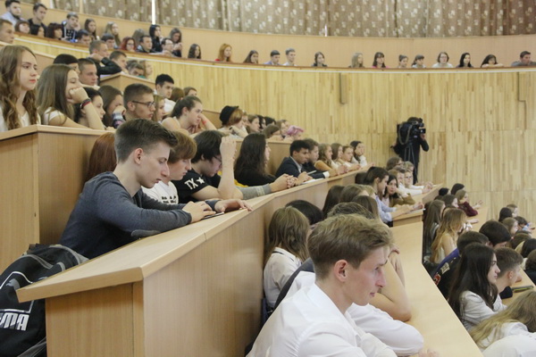 Вузы с трудоустройством. Студенты Ивановского университета. Университеты в Иваново после 11 класса. Предложите оригинальную форму контроля в университете ИВГУ. Студент Иванов находясь дома.